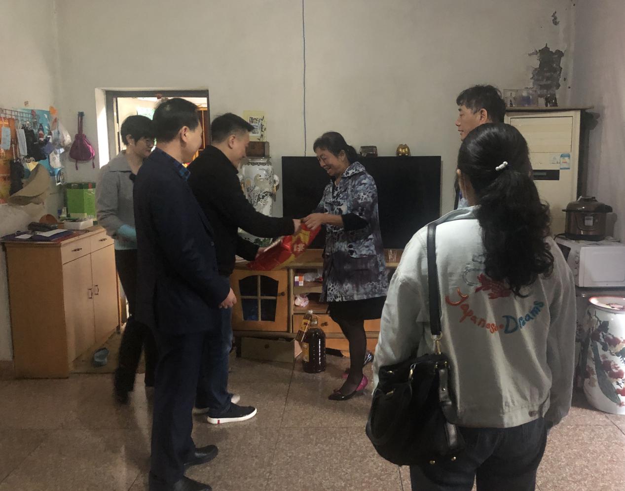 走訪慰問(wèn)困難戶，真情關(guān)愛暖人心