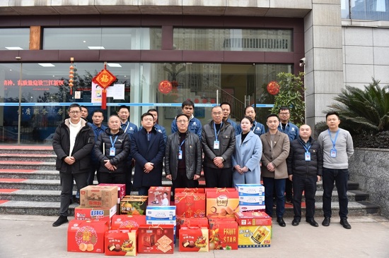 集團(tuán)公司黨委書記、董事長周燕賓一行看望慰問臨港公司一線員工