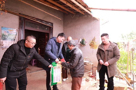情系幫扶戶 慰問暖民心 ——天泉支部開展主題黨日活動(dòng)