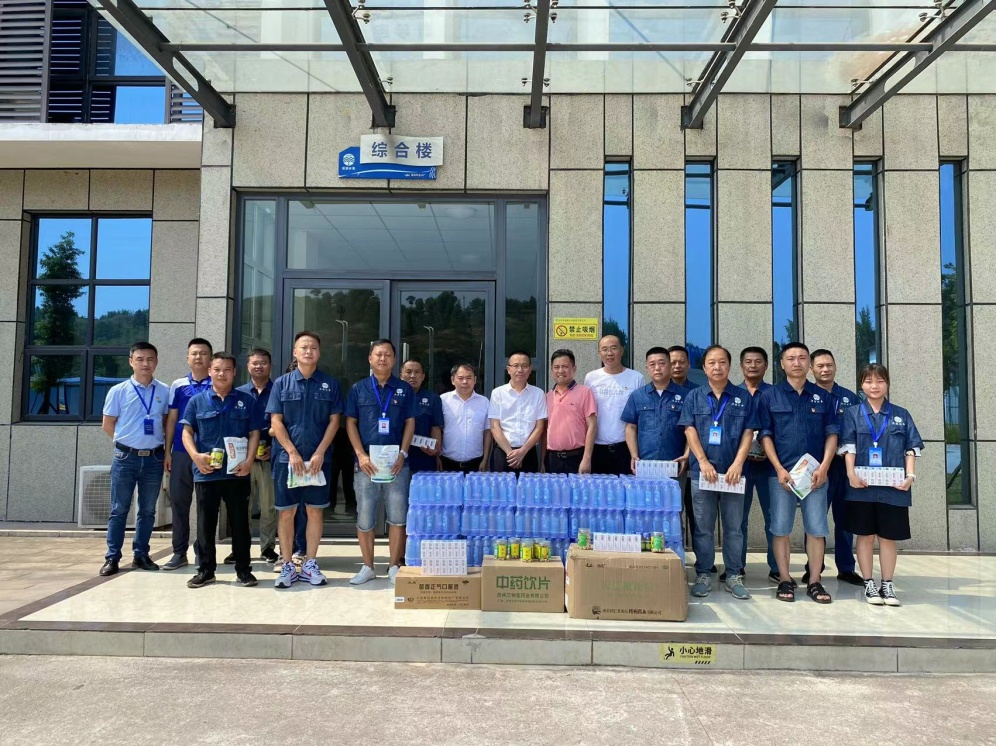 公服集團(tuán)黨委書記、董事長楊中才一行到清源水務(wù)公司開展“夏送清涼”慰問活動