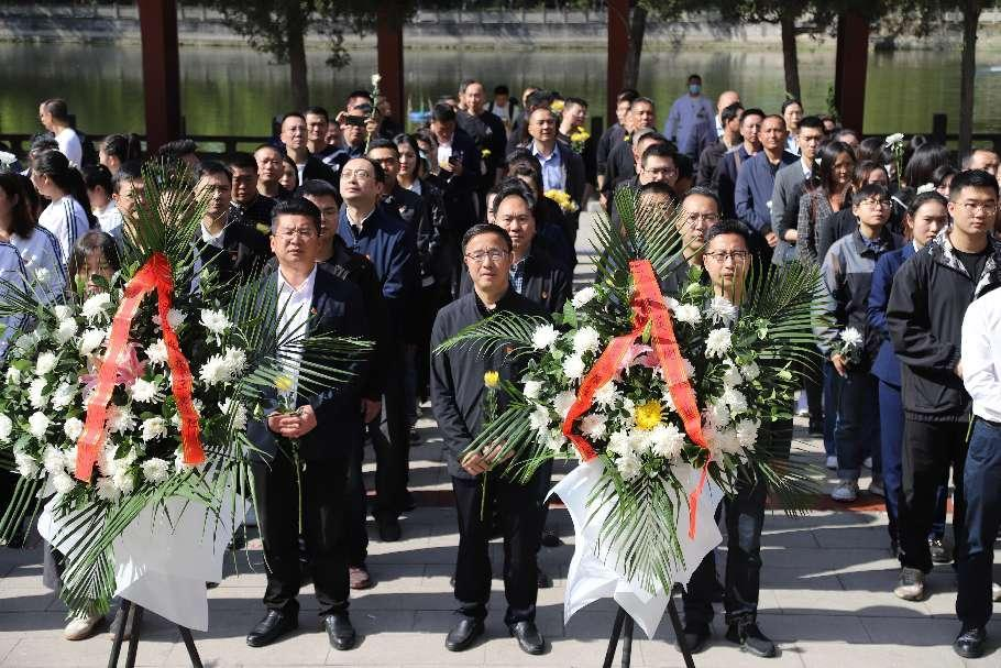公服集團(tuán)清源水務(wù)公司組織開(kāi)展“緬懷革命先烈，祭奠不朽英魂”清明祭掃主題活動(dòng)