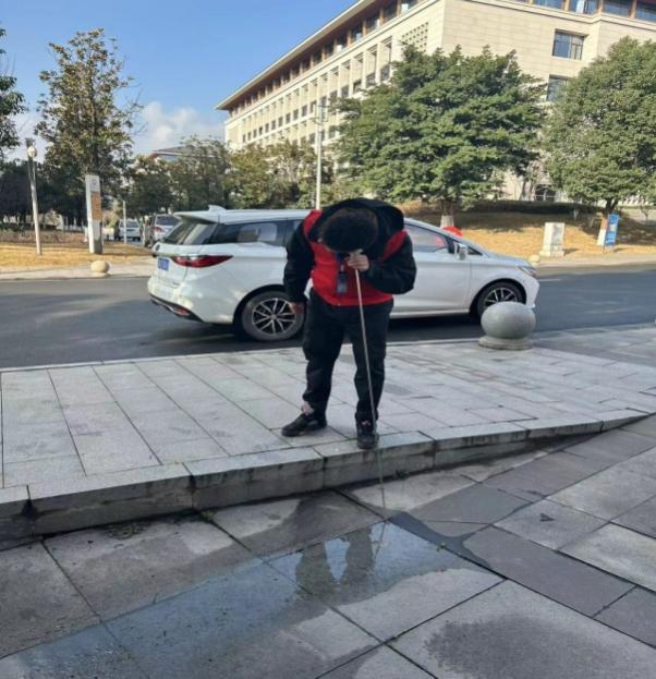 供水進(jìn)校園 服務(wù)暖人心 —投資公司支部、臨港支部聯(lián)合開(kāi)展“進(jìn)校辦實(shí)事”主題黨日活動(dòng)