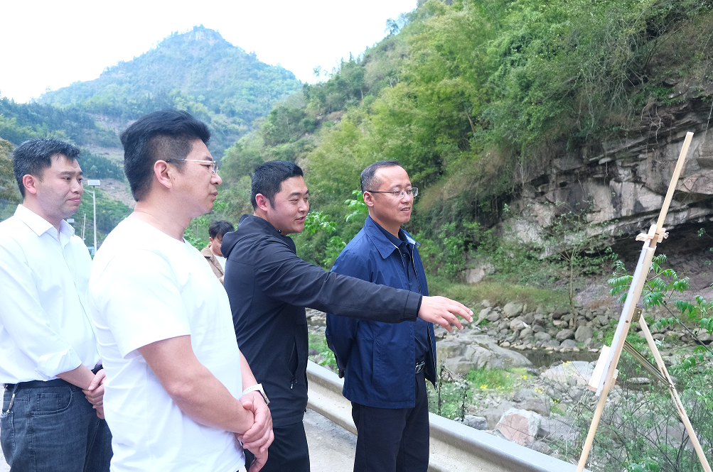 市公服集團(tuán)黨委副書記、工會主席華毅赴夏溪鄉(xiāng)爛壩村開展駐村調(diào)研及走訪慰問工作