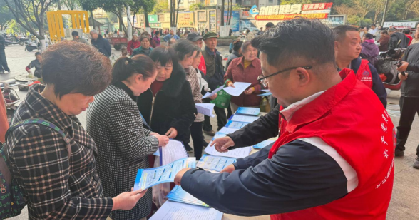 面對面宣講政策，心貼心服務(wù)民生 ——天泉公司開展“一戶一表”改造宣傳活動